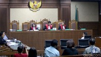 Dalam persidangan, Fayakhun kembali meyakini bahwa ia telah memberikan uang sebesar 500.000 dollar Singapura kepada keponakan Setya Novanto, Irvanto Hendra Pambudi. Fayakhun mengatakan uang tersebut untuk Rapimnas Partai Golkar. Uang tersebut diberikan Fayakhun melalui stafnya yang bernama Agus Gunawan.
