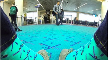 Motif kaos kaki yang serupa dengan karpet. (*Foto: Brightside)