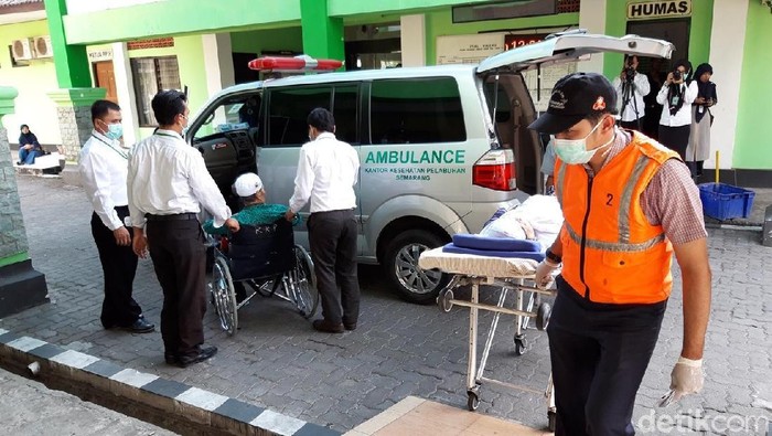 Jemaah haji yang sakit tiba di asrama Donohudan, Rabu (26/9/2018).