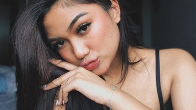 Ketiak Hitam dan Selfie Tanpa Make Up Marion Jola