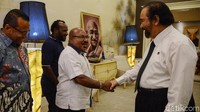 Gubernur Papua Lukas Enembe disambut Surya Paloh.