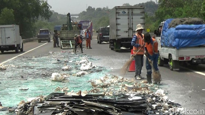 Truk Pengangkut Kaca Terguling, Tol Cipularang Macet Panjang Truk Pengangkut Kaca Terguling, Tol Cipularang Macet Panjang