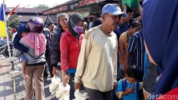 2 Orang Pingsan Saat Berebut 1.500 Ekor Ayam Gratis di Solo