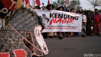 Aksi ini digelar untuk menyambut para petani Kendeng yang tengah berdemo di depan Istana Negara.