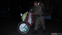 Satpol PP mengamankan sepeda yang digunakan pedagang untuk berjualan kopi. Para penjual kopi ini sering disebut dengan istilah Starling alias Starbucks Keliling. Namun tentunya mereka sama sekali tak terkait dengan merek kopi Starbucks.