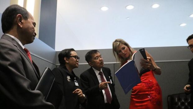 Ratu Maxima tampak menunjukkan sebuah album ke Wapres JK