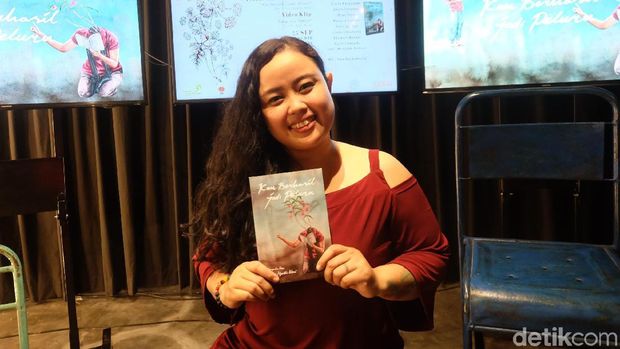 Di Balik Cerita Buku Puisi 'Kau Berhasil Jadi Peluru'