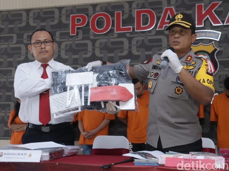 Polisi Ungkap Judi Online dan Togel Beromzet Miliaran di Kalbar Polisi Ungkap Judi Online dan Togel Beromzet Miliaran di Kalbar