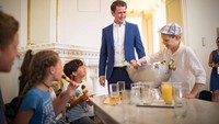 Dalam acara ini Kurz terlihat sedang berbaur bersama anak-anak. Mereka asyik menikmati es krim dan minuman dingin. Foto: instagram @sebastiankurz