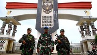 Mereka juga tampil dengan persenjataan lengkap.