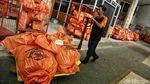 Begini Potret Sibuknya Pak Pos yang Besok Gajian