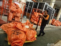 Hari Ini Pak Pos Terima Gaji Lagi