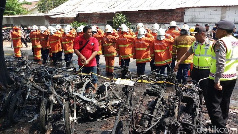Ini Penampakan 17 Motor Pelajar di Surabaya Hangus Terbakar Ini Penampakan 17 Motor Pelajar di Surabaya Hangus Terbakar