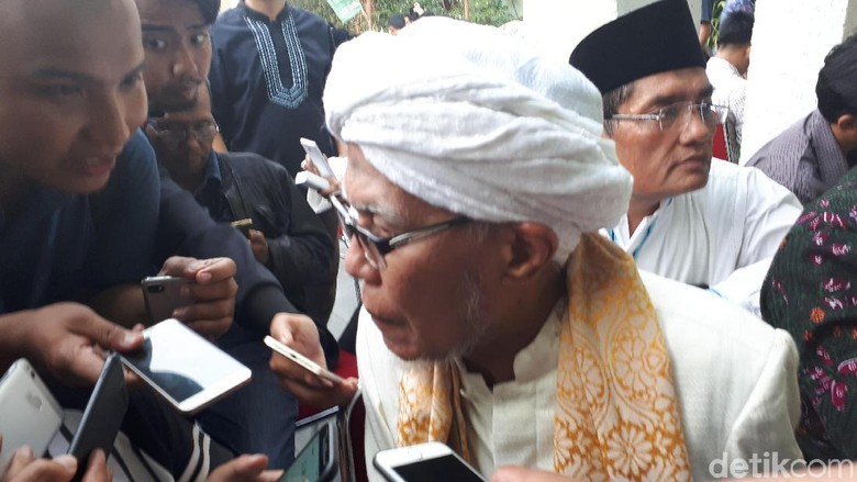 Yenny Wahid dan Kader Gus Dur Dukung Jokowi Pasca-istikharah 9 Kiai Yenny Wahid dan Kader Gus Dur Dukung Jokowi Pasca-istikharah 9 Kiai
