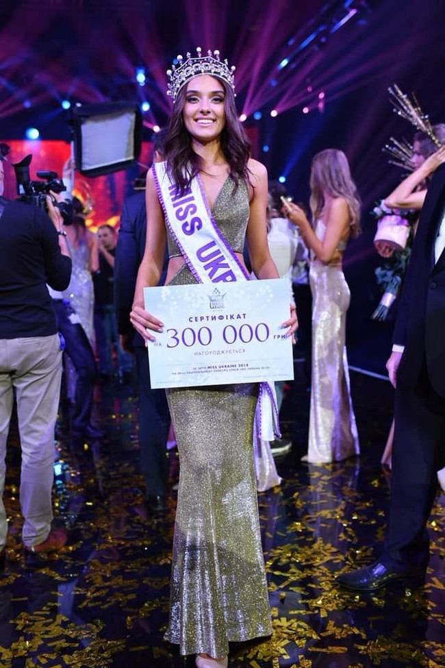 Wanita 23 tahun asal Kiev, Ukraina, itu punya anak laki-laki berusia empat tahun dari mantan suaminya. Statusnya tersebut tidak sesuai dengan syarat pendaftaran di mana peserta Miss Ukraine harus belum pernah menikah atau memiliki anak. Foto: Instagram @veronika_didusenko