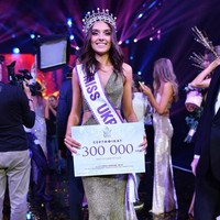 Wanita 23 tahun asal Kiev, Ukraina, itu punya anak laki-laki berusia empat tahun dari mantan suaminya. Statusnya tersebut tidak sesuai dengan syarat pendaftaran di mana peserta Miss Ukraine harus belum pernah menikah atau memiliki anak. Foto: Instagram @veronika_didusenko