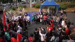 Sambut Petani Kendeng, Begini Aksi Para Pendekar Betawi