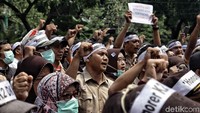 Para pegawai honorer berorasi di depan Balai Kota DKI Jakarta.