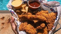 Sehabis berenang sore-sore, pasti perut jadi lapar. Untungnya ada chicken fingers hangat dengan kentang goreng dan cocolan saus punya @inthe.mood.4.food. Foto: Instagram