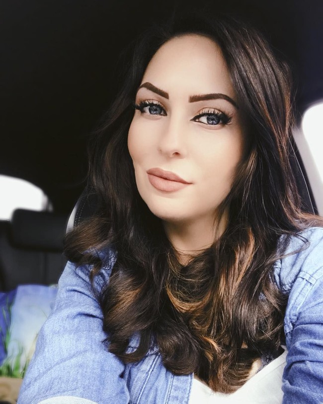 Hidungnya kini lebih mancung. Begitu juga dengan bibirnya yang lebih bervolume.  Foto: Instagram@ sophieattwooduk_