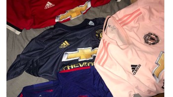 Fans ini sampai menjual jersey MU koleksinya karena belakangan selalu mengecewakan. Foto: istimewa