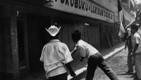 Suasana mencekam terjadi saat sejumlah pemuda merusak salah satu toko buku Komunis di sebuah pasar yang berlokasi di Jakarta setelah terjadinya gerakan G 30 S 1965. Carol Goldstein/Keystone/Getty Images.  