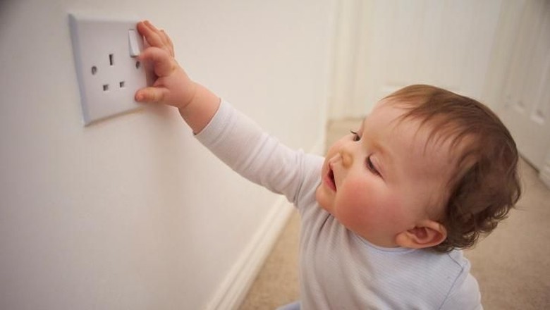 6 Pertolongan Pertama Saat Anak Tersetrum Listrik (Foto: iStock) 6 Pertolongan Pertama Saat Anak Tersetrum Listrik (Foto: iStock)