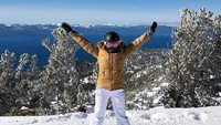 Selama liburan, Samantha tidak hanya hunting foto. Dia juga berkuda, berjemur, berkunjung ke situs sejarah, dan main ski. (sammysep/Instagram)