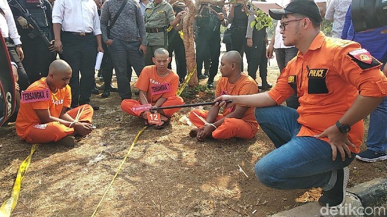 Aksi 3 Tersangka Usai Keroyok Haringga, Ngopi dan Nongkrong Bareng Aksi 3 Tersangka Usai Keroyok Haringga, Ngopi dan Nongkrong Bareng