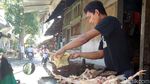 Pedagang di Blitar Curhat Harga Telur dan Daging Ayam Anjlok