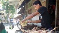 Biasanya, jam segitu lelaki yang sudah dua tahun jualan daging ayam itu bisa pulang karena telah habis dagangannya.Iya harganya turun tapi malah pembelinya sepi, kata Dodi.