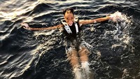 Main ke Pulau Mykonos di Yunani, Winnie menikmatinya dengan berenang. (winnieharlow/Instagram)
