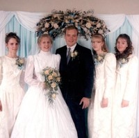 Brady menambah istrinya menjadi empat pada 1998. Wanita keempat yang dinikahinya adalah Nonie. Tidak diketahui berapa jarak usia para istri Brady ini. Foto: Dok. Facebook Brady and Wives