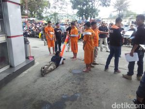 Jalani Rekonstruksi, Warga Soraki Pembunuh Pria Bandung Barat