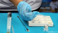 Petugas melakukan uji laboratorium terhadap barang bukti yang diamankan.