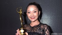 Siti Badriah kembali menorehkan prestasi dengan membawa pulang dua piala di AMI Awards 2018 di Ancol, Jakarta Utara pada Rabu (26/9) malam. Pool/Noel/detikFoto.