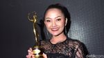 Momen Siti Badriah yang Disebut Punya Suara Jelek Cium Piala AMI Awards