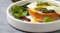 Saus pesto berwarna hijau ternyata membuat scramble egg makin sedap dan punya tampilan yang lebih menggoda. Kamu bisa membeli saus pesto yang biasa dijadikan saus pasta di supermarket. Foto: Istimewa