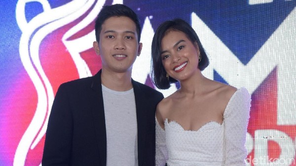 Eva Celia Gandeng Kekasih di AMI Awards 2018
