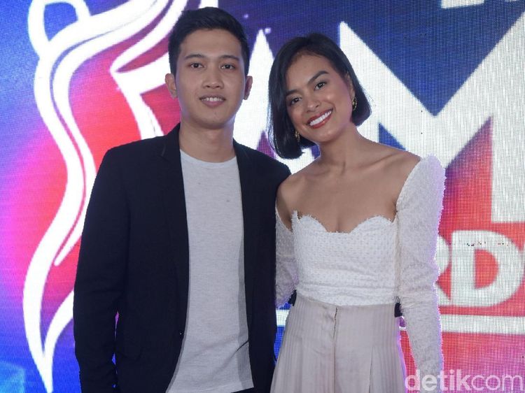 Eva Celia Gandeng Kekasih di AMI Awards 2018