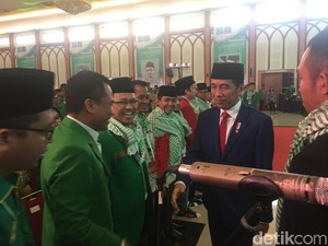Berpeci Hitam dan Jas, Jokowi Hadiri Rapimnas PPP di Asrama Haji