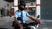 Helm anti-begal itu merupakan hasil karya Gde Bagus Wacana (17) dan Agung Budi Wibowo (17).