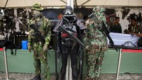 Berbagai macam atribut TNI juga dipamerkan disini.