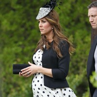 Seorang Duchess tak melulu pakai gaun desainer high-end saat tampil di publik. Kate di tahun 2013, memakai dress polka dot dari Topshop untuk pernikahan William van Cutsem dan Rosie Ruck Keene. Foto: Ist.