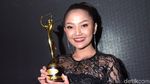 Momen Siti Badriah yang Disebut Punya Suara Jelek Cium Piala AMI Awards