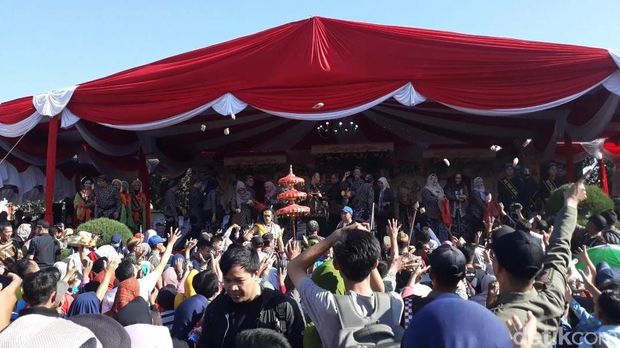 Puncak Perayaan Suro, Ribuan Warga Magetan Berebut Bolu Rahayu