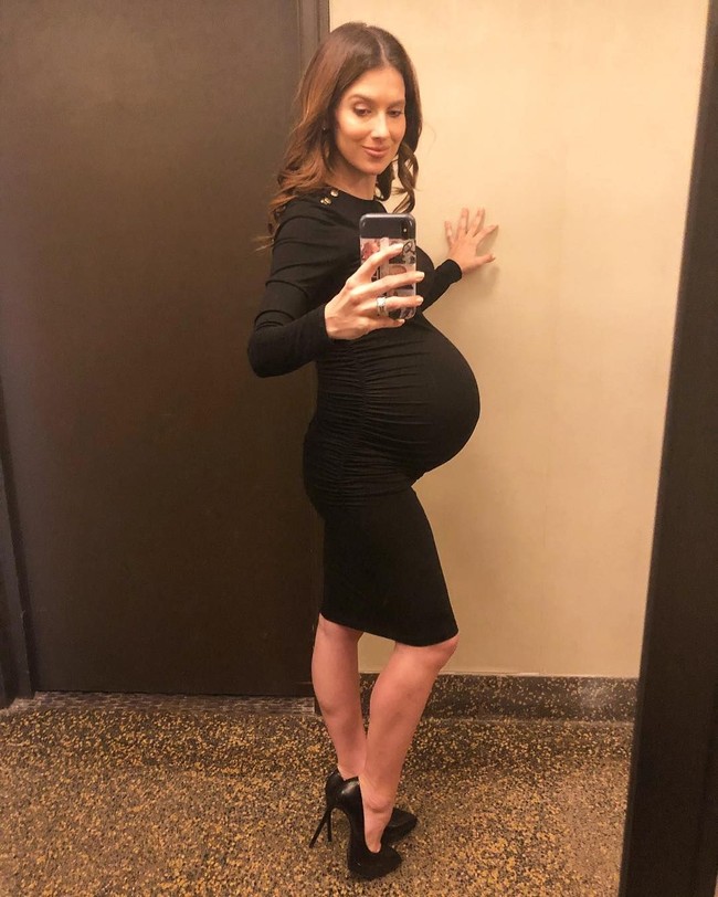 Selama hamil, Hilaria juga banyak melakukan latihan kegel yang menurutnya membantu saat melahirkan. Foto: Instagram @hilariabaldwin