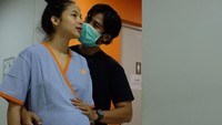 Suami siaga pantas disematkan kepada Chicco Jerikho, karena ia selalu menemani istrinya jelang lahiran hingga usai. Ia pun membagi foto-foto pribadinya itu.  Foto: Dok. diabirthphoto