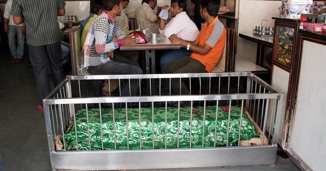 Makan di Kuburan dan Peti Mati, Ini Konsep Restoran Paling Aneh di Dunia