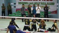 Jokowi juga memberikan semangat kepada atlet voli lantai yang sedang latihan.